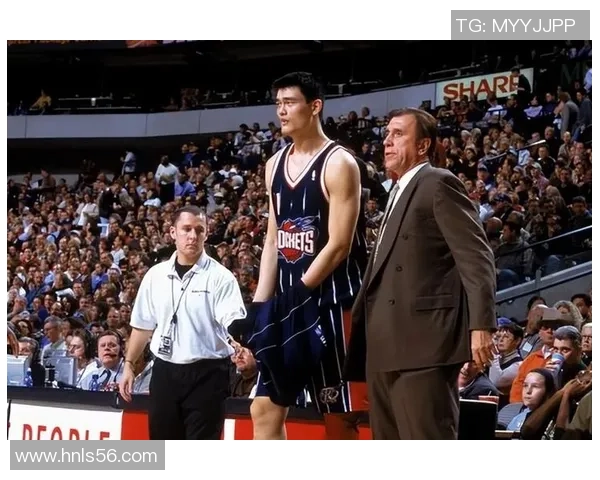 姚明与球迷亲密握手合影瞬间展现温暖人心的体育精神与友谊之美